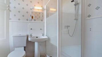 Kombinasi shower/bathtub, bathtub besar, pengering rambut, dan handuk