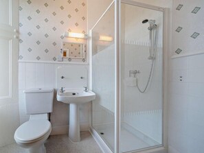 Combined shower/bathtub, deep-soaking bathtub, hair dryer, towels - Dunoon - Sleeps 17 - Group Retreat With Parking (Dunoon)