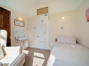 7 bedrooms, free WiFi, bed sheets