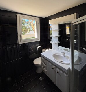Bathroom - Vrbo Property (Gujan-Mestras)