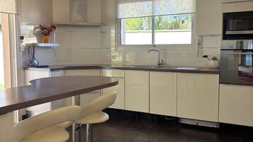Micro-ondes, four, plaque de cuisson, lave-vaisselle