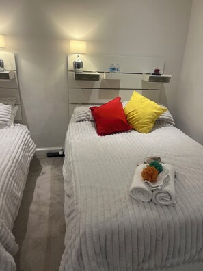 2 bedrooms, iron/ironing board, WiFi, bed sheets - Fabulous 2-bedroom apartment in NW8 London perfect for your stay (London)