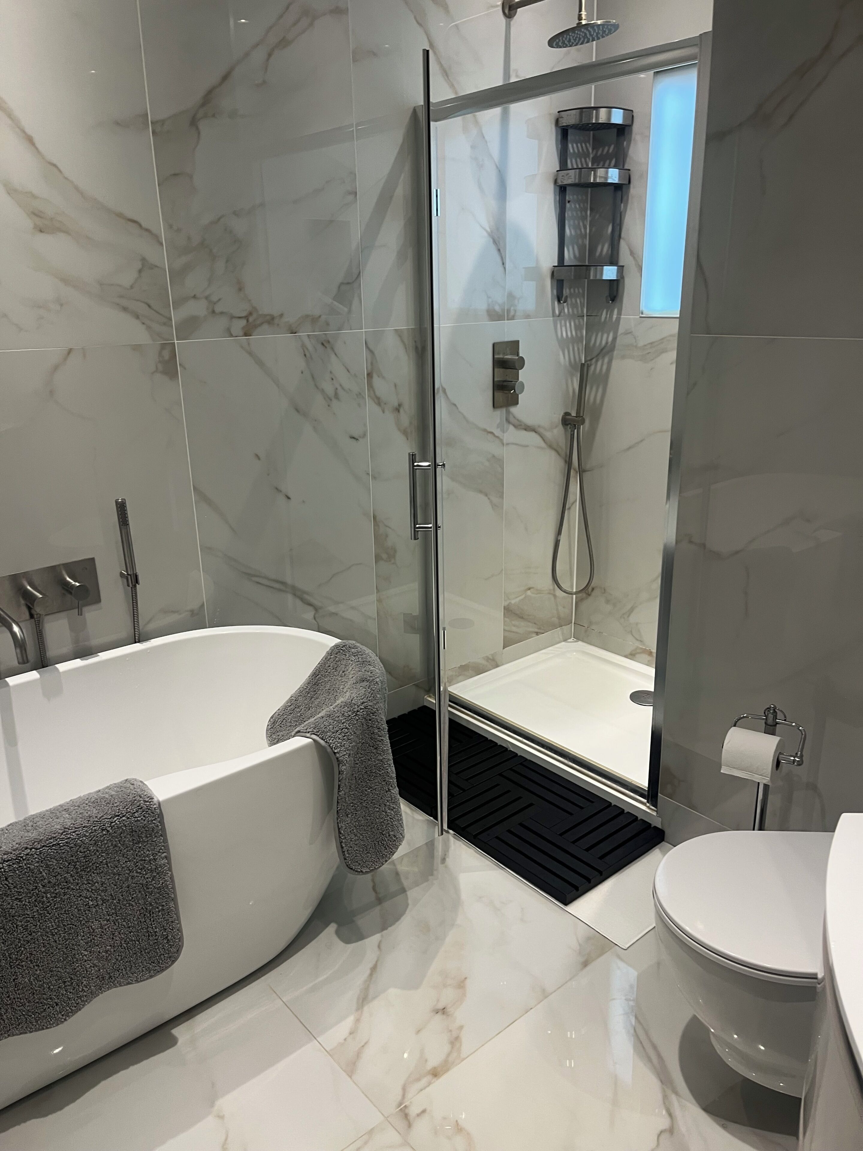 Douche, sèche-cheveux, savon