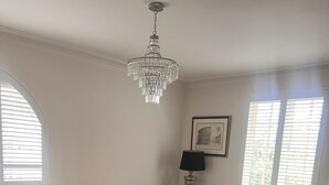 A living room with a chandelier, two sofas, a coffee table, a lamp, and a rug. - Fabulous 2-bedroom apartment in NW8 London perfect for your stay (London)