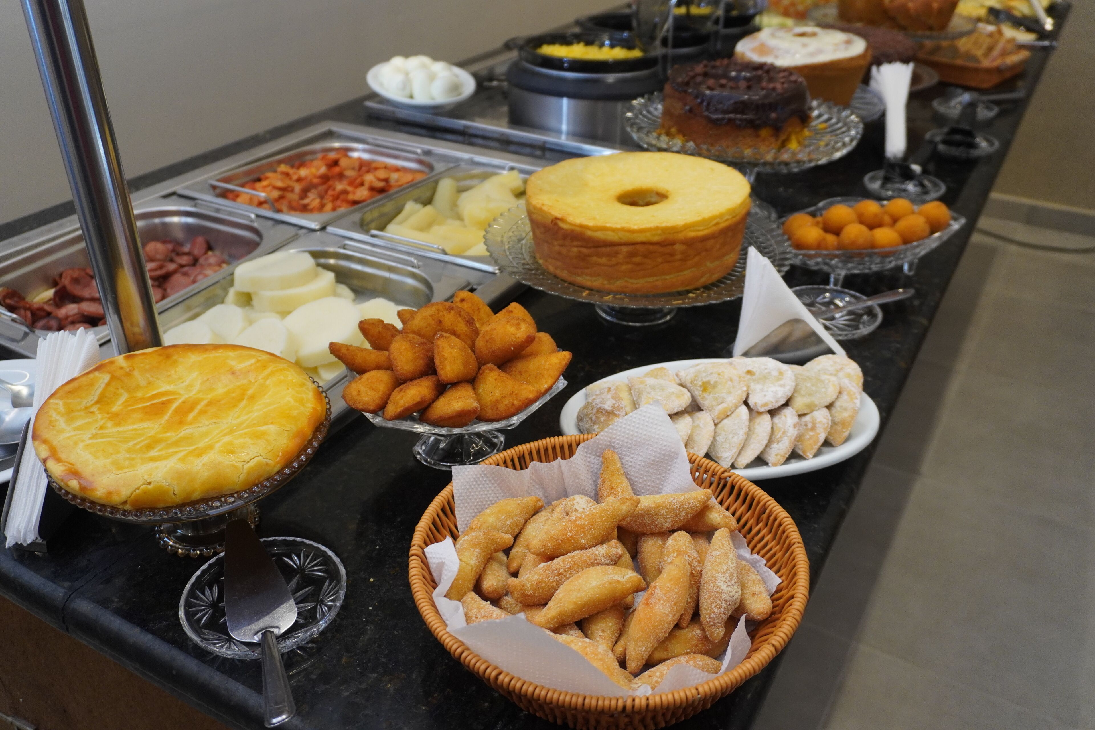 Un buffet amb diferents plats, incloent pastissos, pastisseria i una varietat de propostes culinàries.