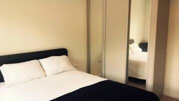 1 dormitorio, tabla de planchar con plancha, wifi y ropa de cama
