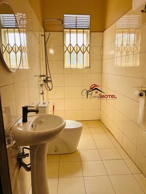 Bathroom - Planet Motel (Kampala)