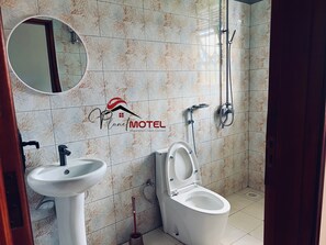 Comfort Single Room | Bathroom - Planet Motel (Kampala)