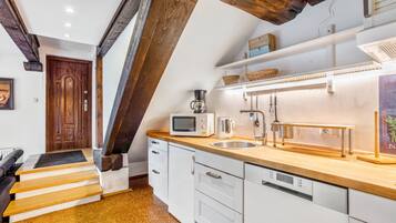 Réfrigérateur, four à micro-ondes, surface de cuisson, lave-vaisselle