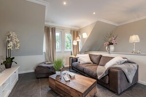 Superior Apartment, Balcony, Sea View | Living area | Flat-screen TV - Residenz Kubitzer Bodden Rügen (Rambin)