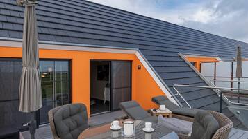 Familie appartement, balkon, uitzicht op zee | Buiten dineren