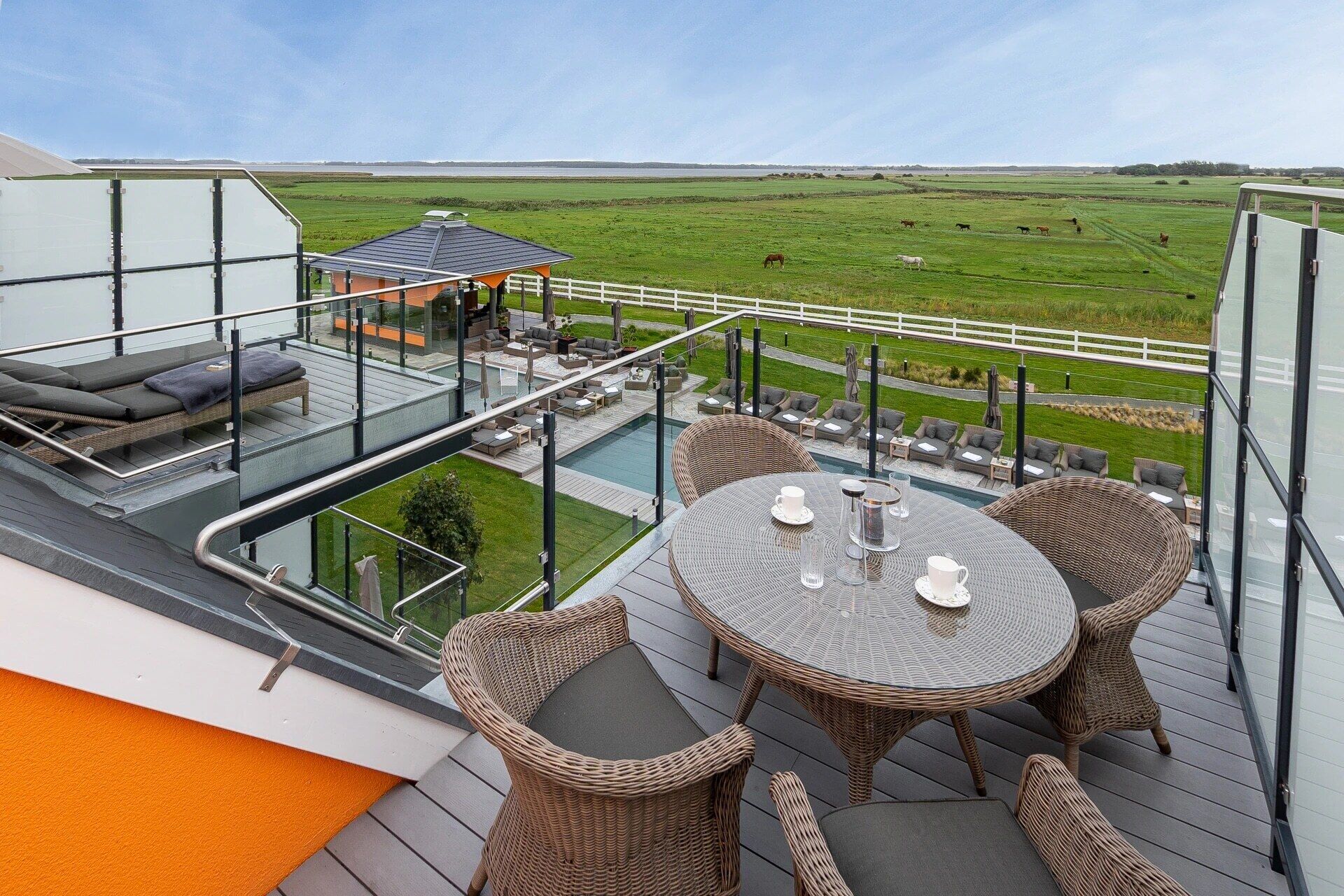 Apartamento superior, balcón, vistas al mar | Restaurante al aire libre