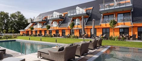 Una piscina al aire libre