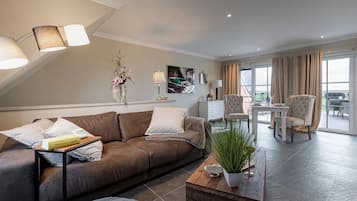 Superior Apartment, Balcony, Sea View | Living area