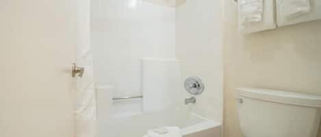 SĂšche-cheveux, serviettes fournies, savon, papier toilette