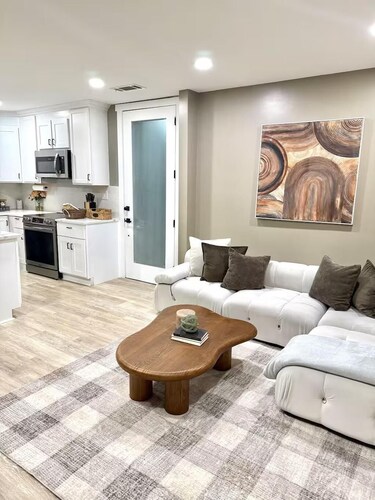 Walk to DPAC + Bulls - Chic Downtown Durham condo