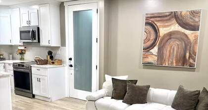 Walk to DPAC + Bulls - Chic Downtown Durham condo