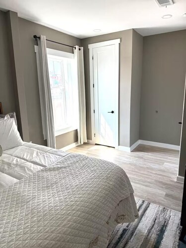 Walk to DPAC + Bulls - Chic Downtown Durham condo