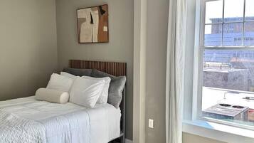 2 habitaciones, tabla de planchar con plancha, wifi y ropa de cama