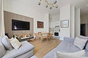 Living area - Newly Renovated Notting Hill Apartment Near Hyde Park & Portobello (London)