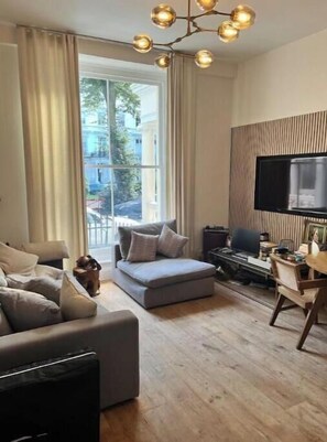 Living area - Newly Renovated Notting Hill Apartment Near Hyde Park & Portobello (London)