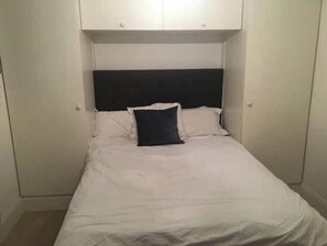 2 bedrooms, iron/ironing board, WiFi, bed sheets - Newly Renovated Notting Hill Apartment Near Hyde Park & Portobello (London)