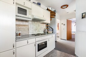 Geladeira, micro-ondas, fogão, cooktop