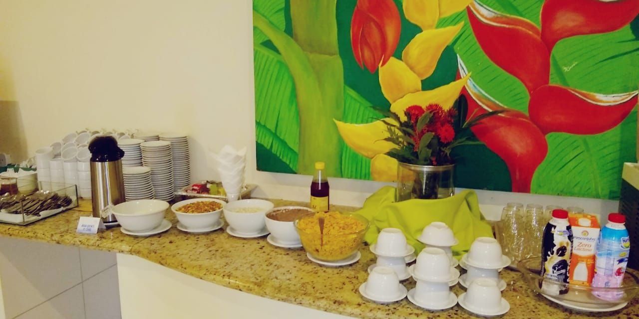 Uma mesa de buffet com diversos alimentos e bebidas.