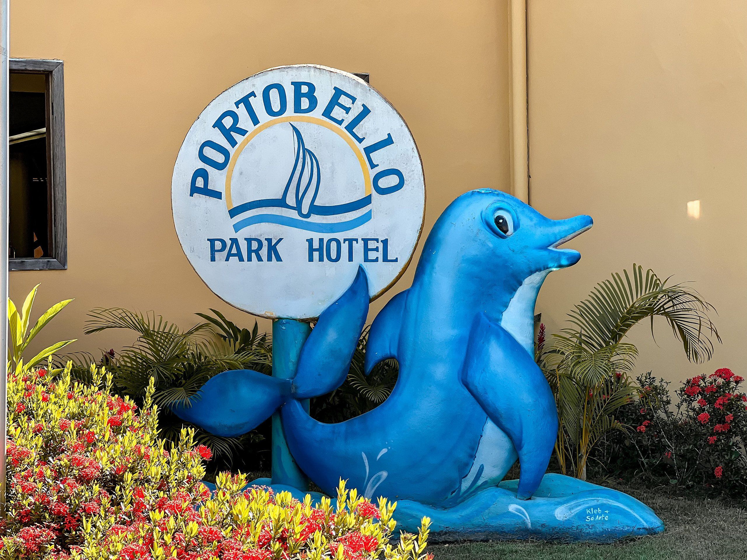 Placa do Portobello Park Hotel com uma escultura de golfinho.