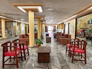 A lobby with seating areas, a reception desk, and a view of the outside. - Porto Belo Park (Porto Seguro)