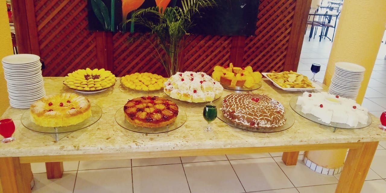 Ein Büfett mit verschiedenen Desserts und einer Stapel Teller auf einer Seite.