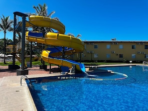 Una piscina con una estructura de tobogán de varios niveles.