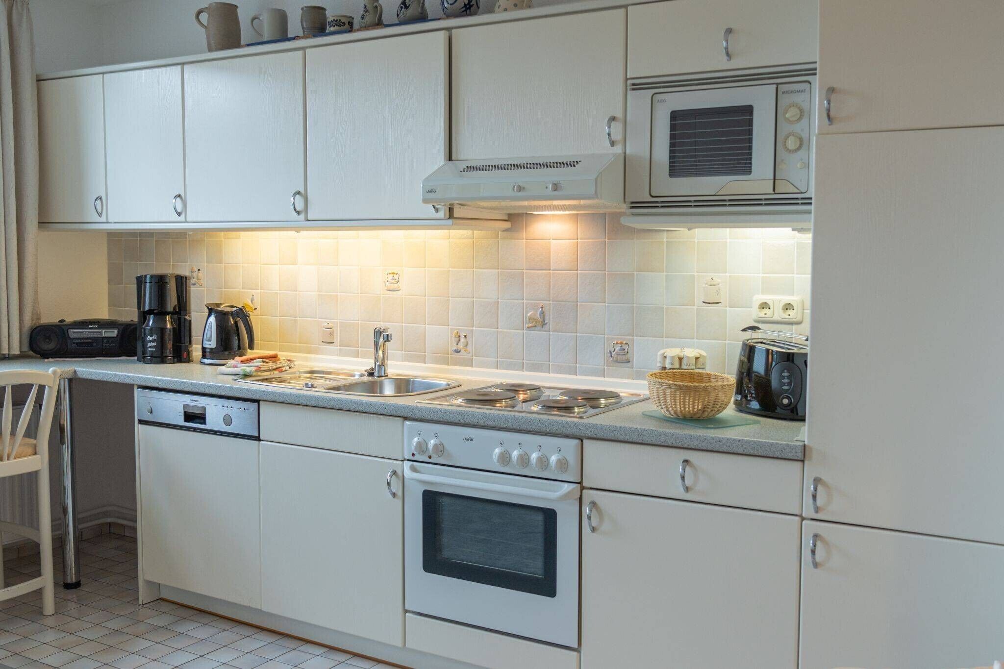 Kühlschrank, Mikrowelle, Ofen, Herdplatte