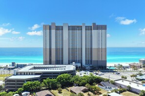 Ein Hochhaus-Hotel mit mehreren Etagen, einer Tiefgarage und Blick auf den Ozean.