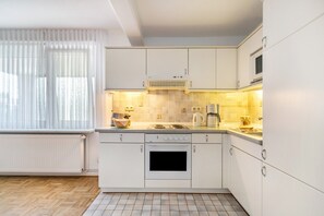 Een koelkast, een magnetron, een oven, een kookplaat