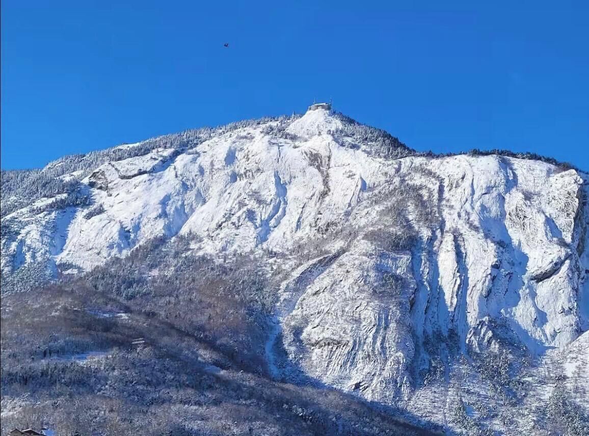 Ett snötäckt berg med en klar himmel.