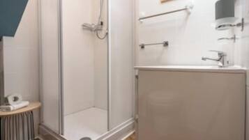 Dusche, Haartrockner, Bidet, Handtücher