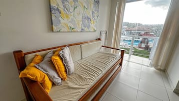 Basic Apartment | Living area