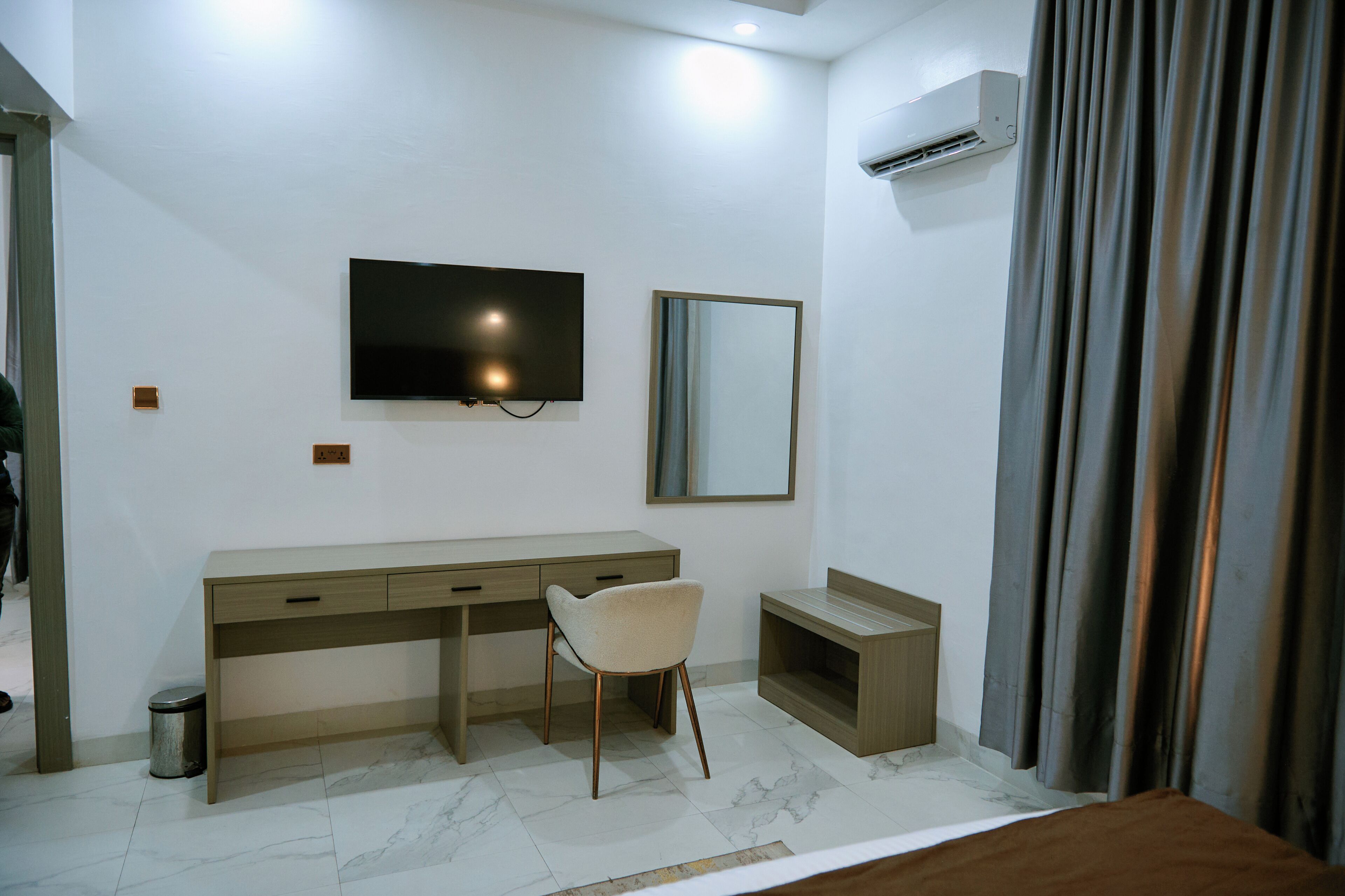 Luxury Suite | Desk, free WiFi, bed sheets