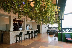2 bares o lounges 