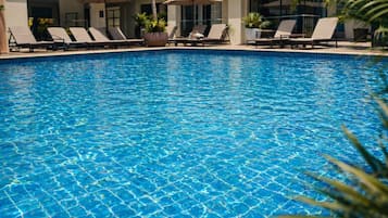 7 outdoor pools