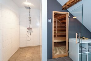 Shower, hair dryer, towels, soap - Haus Spiegel - Penthouse with roof terrace - Time out (Lindau (Bodensee))
