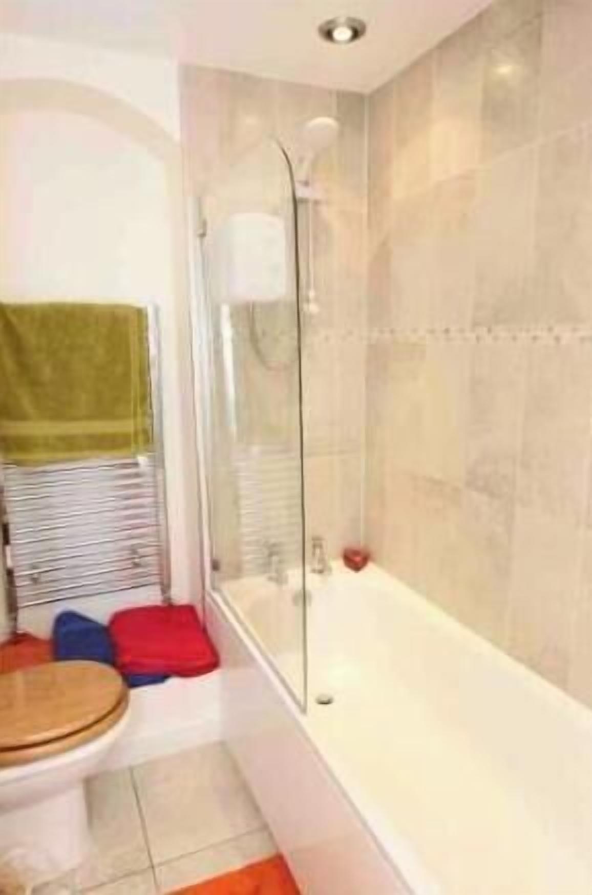 Ein Badezimmer mit Badewanne, Dusche und Toilette.