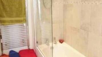 Ein Badezimmer mit Badewanne, Dusche und Toilette.