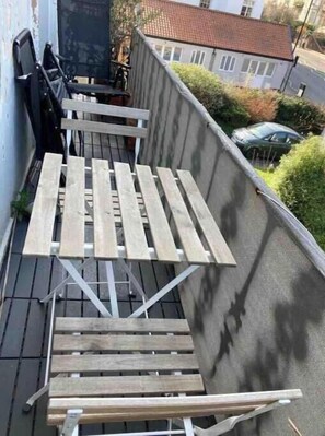 Outdoor dining - Arty Clifton Apartment Full of Character in Prime Bristol Location (Bristol)