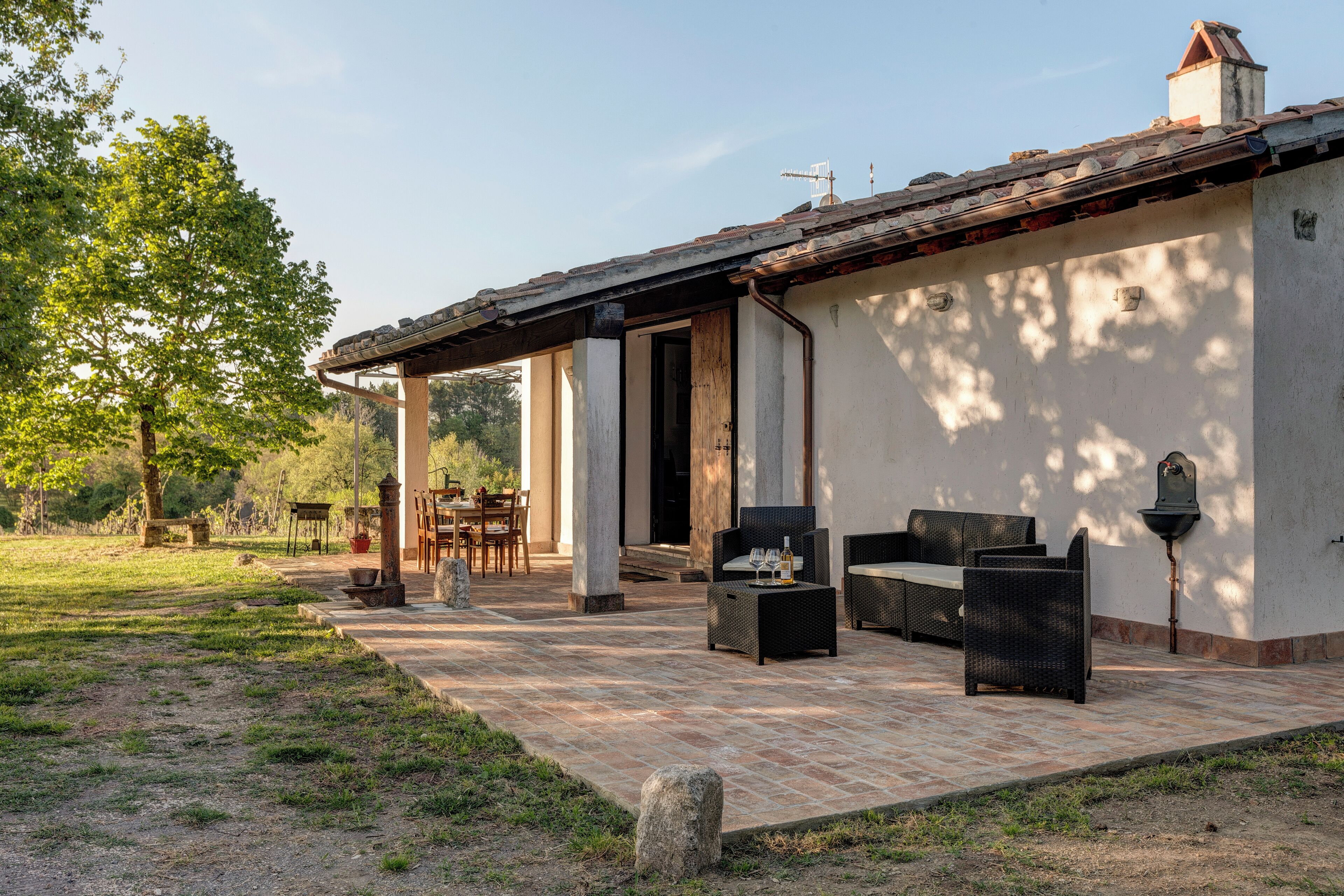 Ferienhaus, Blick auf den Innenhof | Speisen im Freien