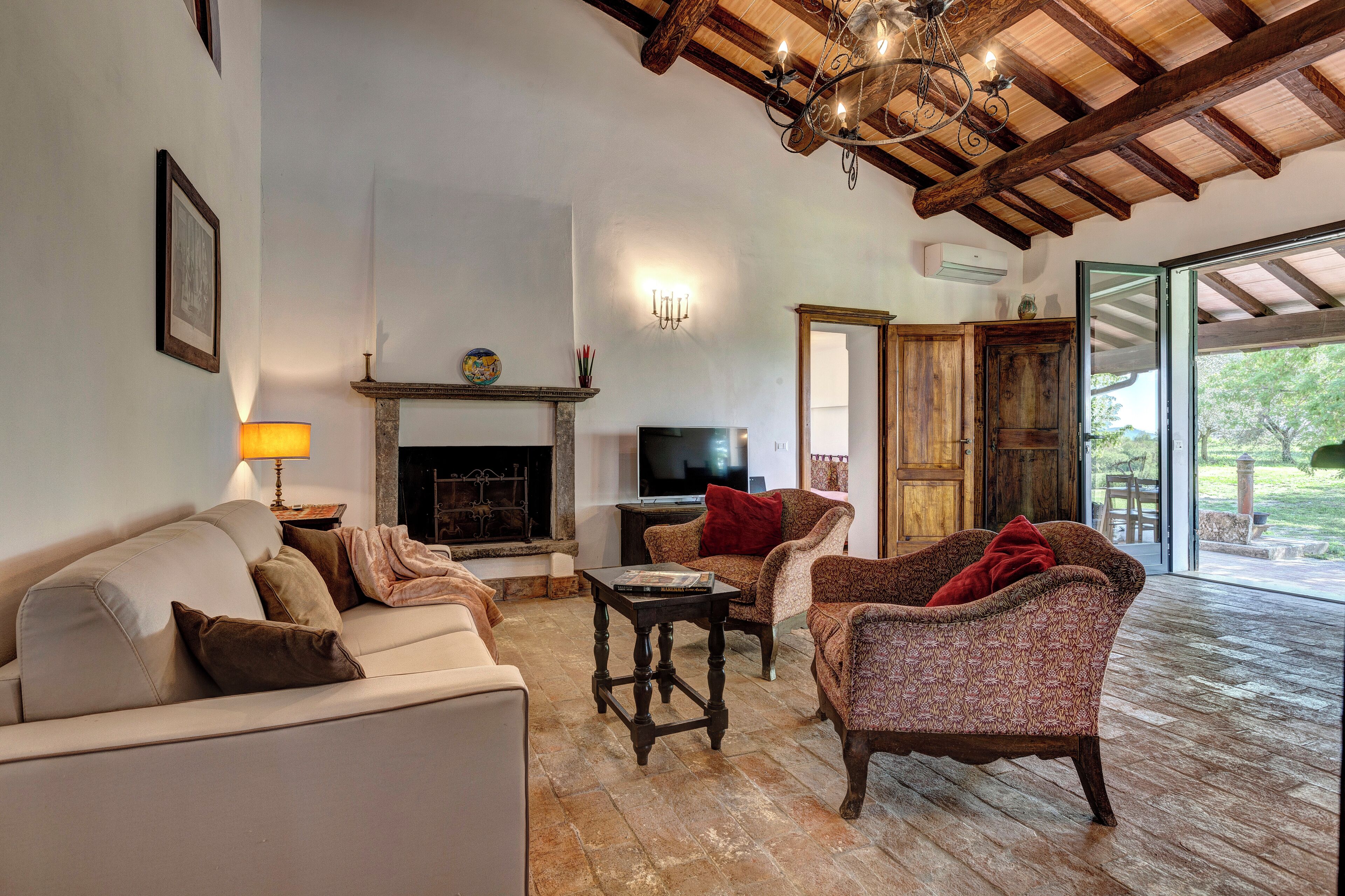 Ferienhaus, Blick auf den Innenhof | Wohnbereich