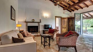 Ferienhaus, Blick auf den Innenhof | Wohnbereich