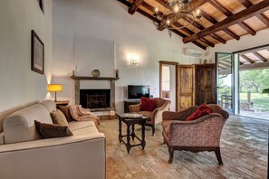 Talo, näköala pihalle | Oleskelualue