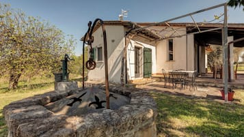 House, Courtyard View | Outdoor dining